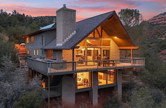 Luxury Cabin on the Creek with Red Rocks View
