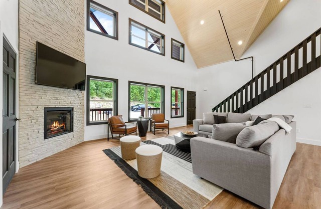 Luxury Cabin w/ hot tub, pet frdnly, cmty pool