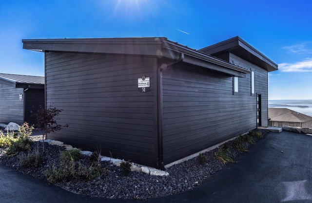 Luxury Cabin w/ Premium Amenities Private Balcony