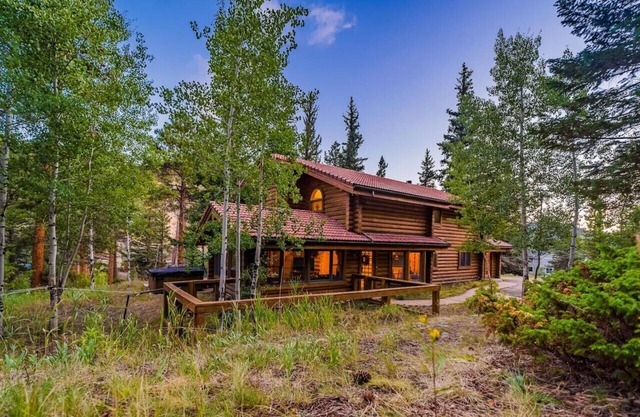 Luxury cabin w/ river, hot tub, borders Natl Park