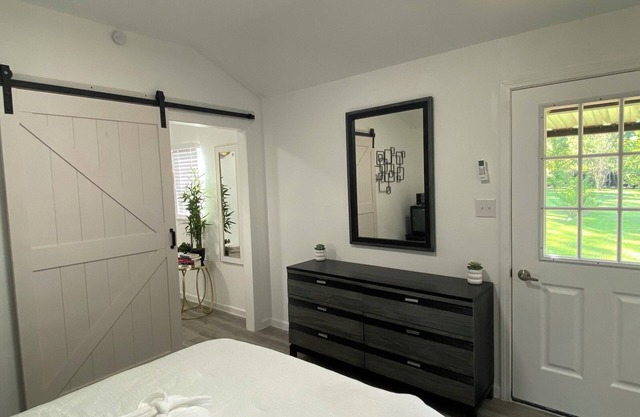 Luxury cabin with fitness room, pool & AC in serene Point Blank