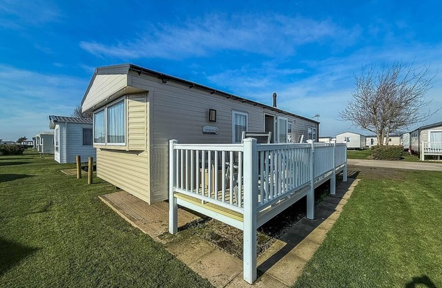 Luxury caravan with decking and WiFi at Haven Golden Sands ref 63069RC