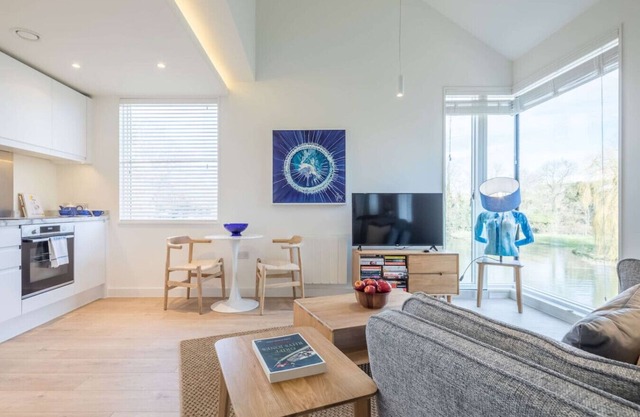 Luxury Central Apt - Riverside Views & Parking!