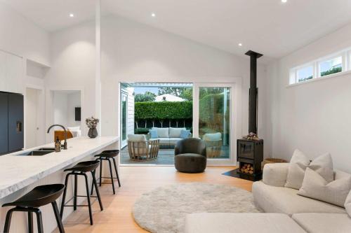 Luxury Central Villa with Spa Pool Prime Location