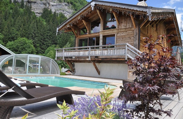 CHALET DE LUXE A MORZINE AVEC PISCINE / 12 PERS.