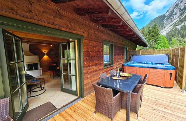 Luxury Chalet Rauschberg, 115sqm, 3 bedrooms, box-spring beds, terrace with Jacuzzi