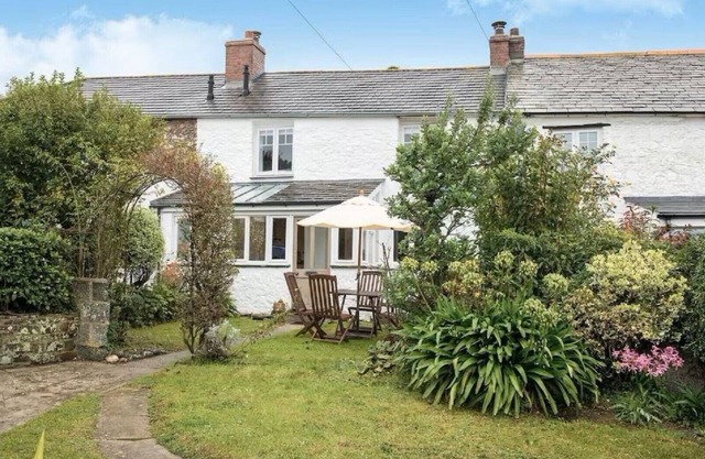 Luxury Character Cottage, 5 minutes walk to the South West Coast Path and beach