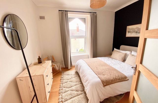 Luxury City Centre Apartment, 8 minutes walk from Train Station, Close to Lakes