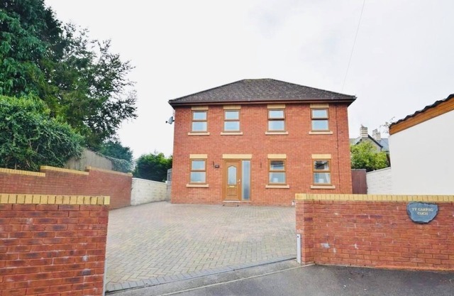 Luxury Coach House 5-bedrooms Sleeps 12 Close to Bridgend Town & Beach