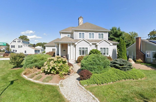 Luxury coastal home in located in Cornfield Point, sleeps 8+.