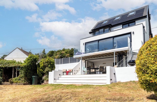 Luxury & comfort with sea views, Cinema room & gym