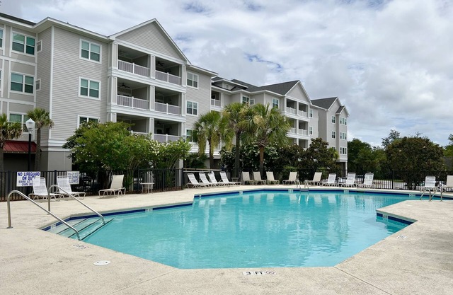 Luxury Condo 2 miles to the beach! Great for traveling Nurses!