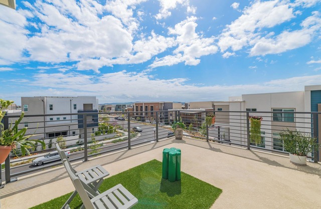 Luxury Condo 4 Bedrooms w/2 En-Suites WiFi,TV, Pool SPA in Irvine. Pet-Friendly!