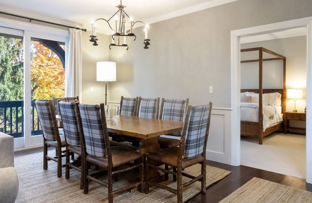 Condo de luxe 3BR / 2bth avec étang de patinage sur glace, piscine chauffée, marche jusqu'à l'ascenseur et village
