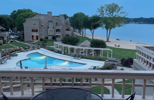 Luxury Condo Overlooking the Lake & Beach