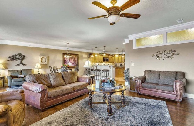 Luxury Condo- Very Spacious-Fantastic Lake Views! Treehouse 1411!