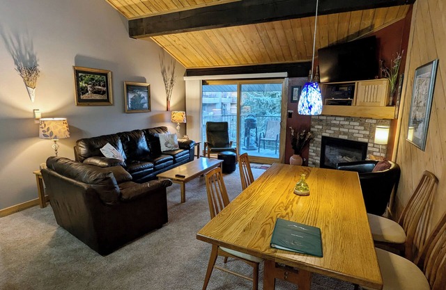 Condo de luxe avec WiFi gratuit, parking, piscine chauffée, bains à remous, navette pour les skieurs