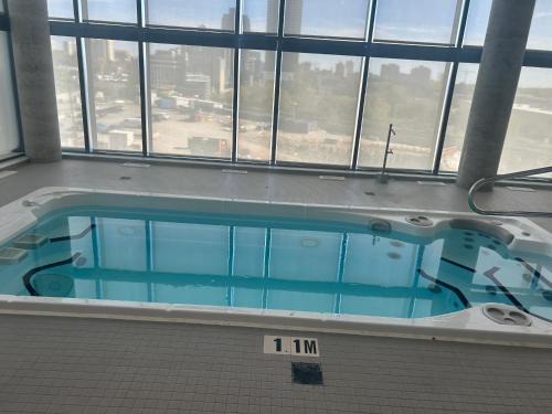 Luxury Condo with Hottub, outdoor firepit & Bowlin
