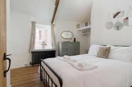 Luxury Cornish Cottage & Modern Cabin with Garden, Central St Agnes