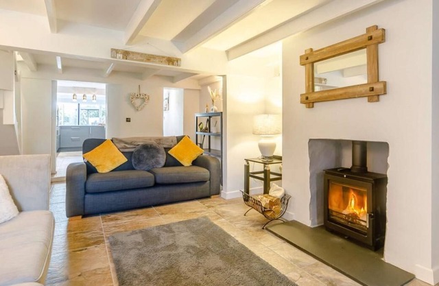 Luxury Cornish cottage w/hot tub and wood burner