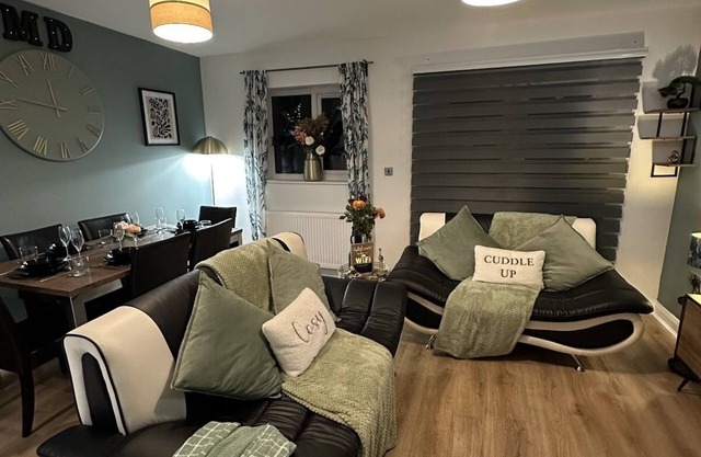 Luxury cosy 5 bedroom modern family house greater Manchester with parking