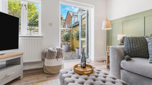 Luxury Cotswolds 2-bedroom cottage with garden