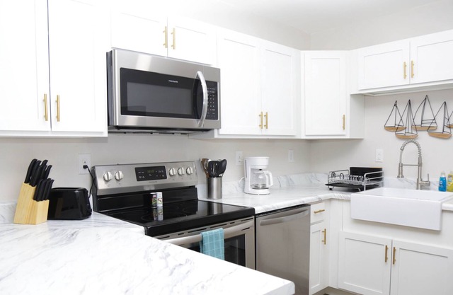 Luxury Cottage, 1-Bed - Centrally Located - Brand New! Minutes to Shopping, UWF, Restaurants & More!