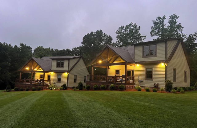Luxury Cottage with pool, Less than 2 miles from Jamestown Marina!!