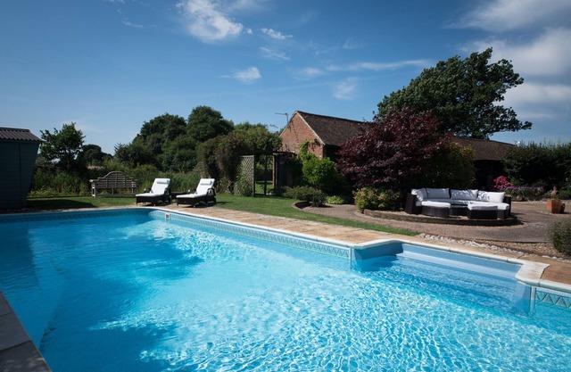 Luxury Country Cottage with Access to Swimming Pool