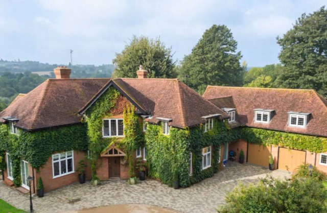 Luxury country retreat with pool, hot tub and gym close to Maidstone