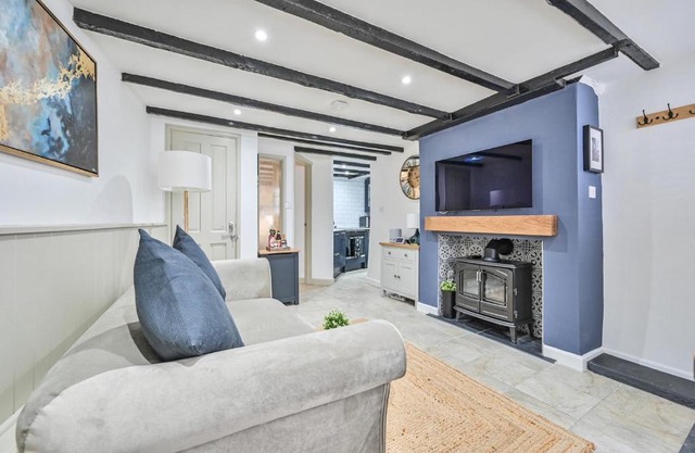 Luxury Couple's Getaway with River Views and Parking