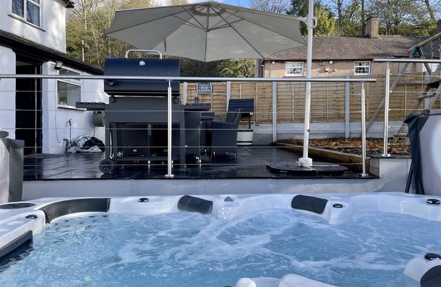 Luxury Cozy Cottage w/ HUGE Hot Tub (Alton Towers)