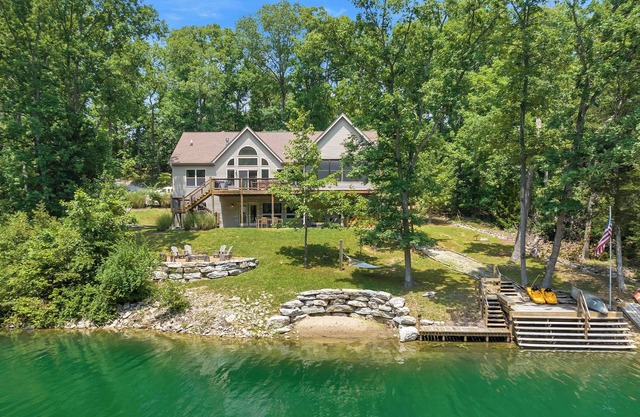 Luxury Cozy Lakefront Cedar Tub
