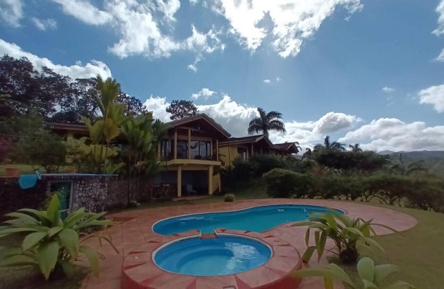 Maison de luxe donne sur le volcan Arenal et le lac Arenal et Ceiba Arbre