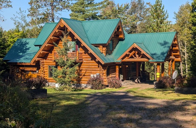 Log Cabin de luxe sur mesure avec piscine intérieure et spa sur le lac Michigamme