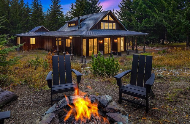 Luxury custom-built private mountain getaway with trail access