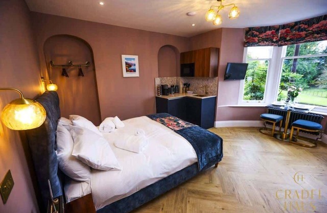 5* Studio Apartment Pet Friendly Parking Lake Views EV Charger