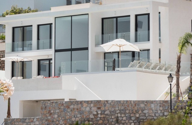 Villa design de luxe avec 6 chambres et 6 salles de bain attenantes