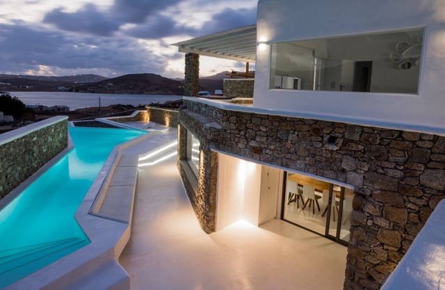 Villa de luxe avec piscine privée à débordement et salle de sport à seulement 150 mètres de la plage de Ftelia!