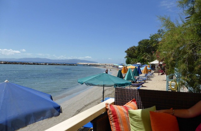 Villa dans le propre succession. Grande piscine, jardins dessus de la plage de la tortue de Kaminia