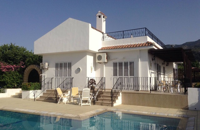 Luxe Individuelle 3 Chambres Villa avec grande piscine et de magnifiques jardins en zone tranquille