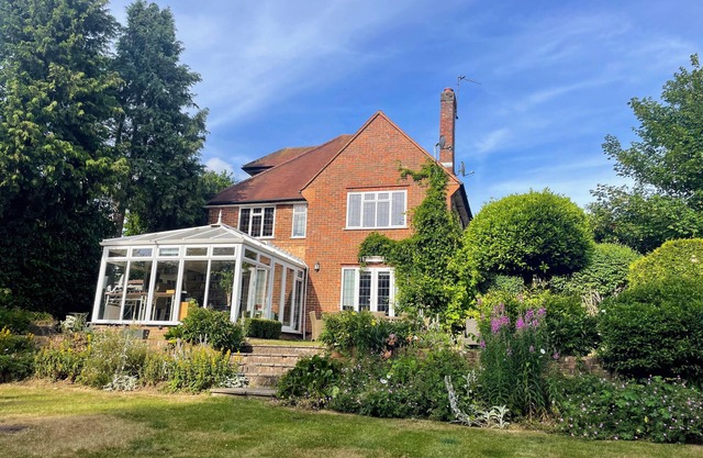 Luxury detached 4 bed w/ cinema room, gym, office - 20 mins from central London