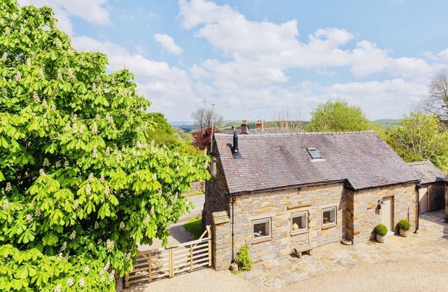 Chalet en pierre détaché de luxe dans le village de Peak District avec une vue imprenable
