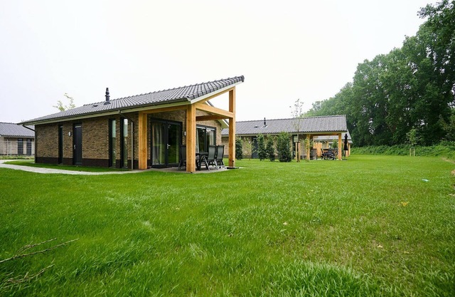 Luxury detached vacation villa for 6 with lovely spacious garden!