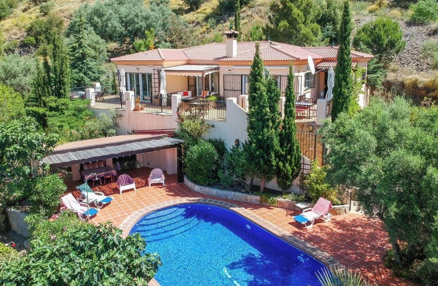 Villa de luxe indépendante avec piscine et vue sur la mer (30 min. de Malaga)