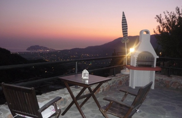 Villa individuelle de luxe avec piscine et terrasse éclairées et vue imprenable
