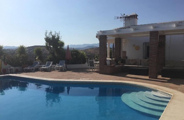 Luxueuse villa espagnole détachée spacieuse avec piscine privée dans la vallée du lac Vinuela