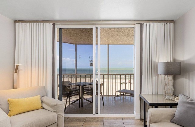 Luxury Diamond Head Beach Front Private Condo / Pool with all Amenities!