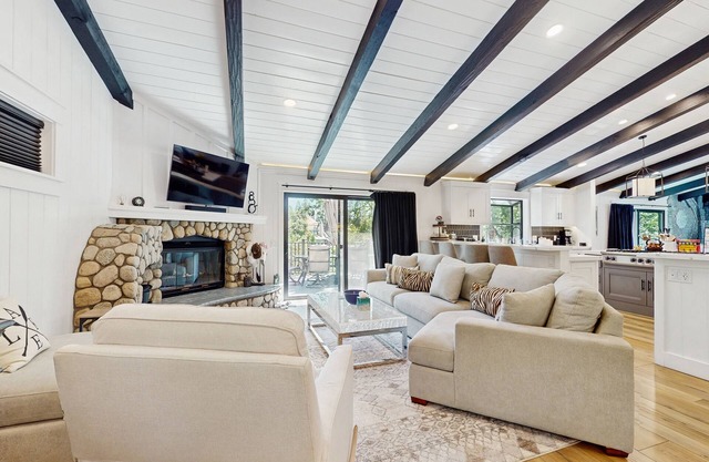 Luxury dog friendly, lakeside escape w/private hot tub & grill - walk to lake