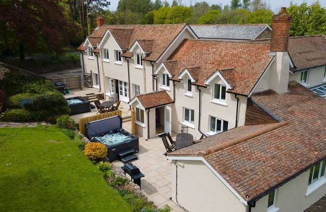 Luxury dog friendly cottage with access to onsite leisure facilities, including swimming pool
